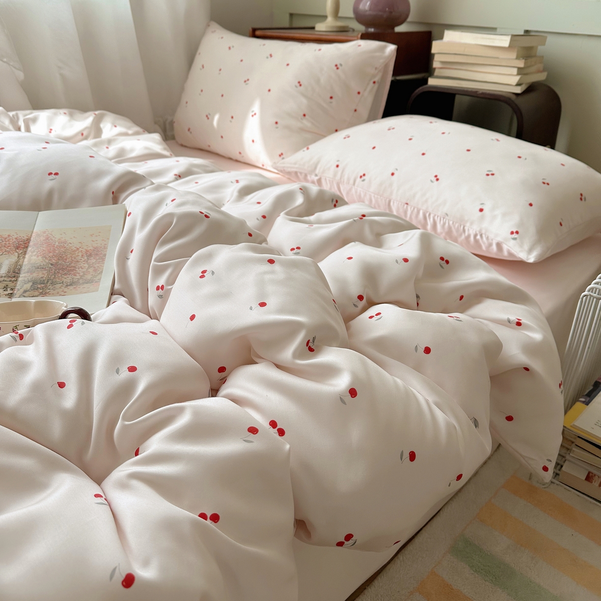 91家纺网 家纺一手货源 找家纺 爱彼家纺 2026新款亲肤印花柔软睡眠床品四件套-冰丝系列 冰丝-甜粉小樱桃