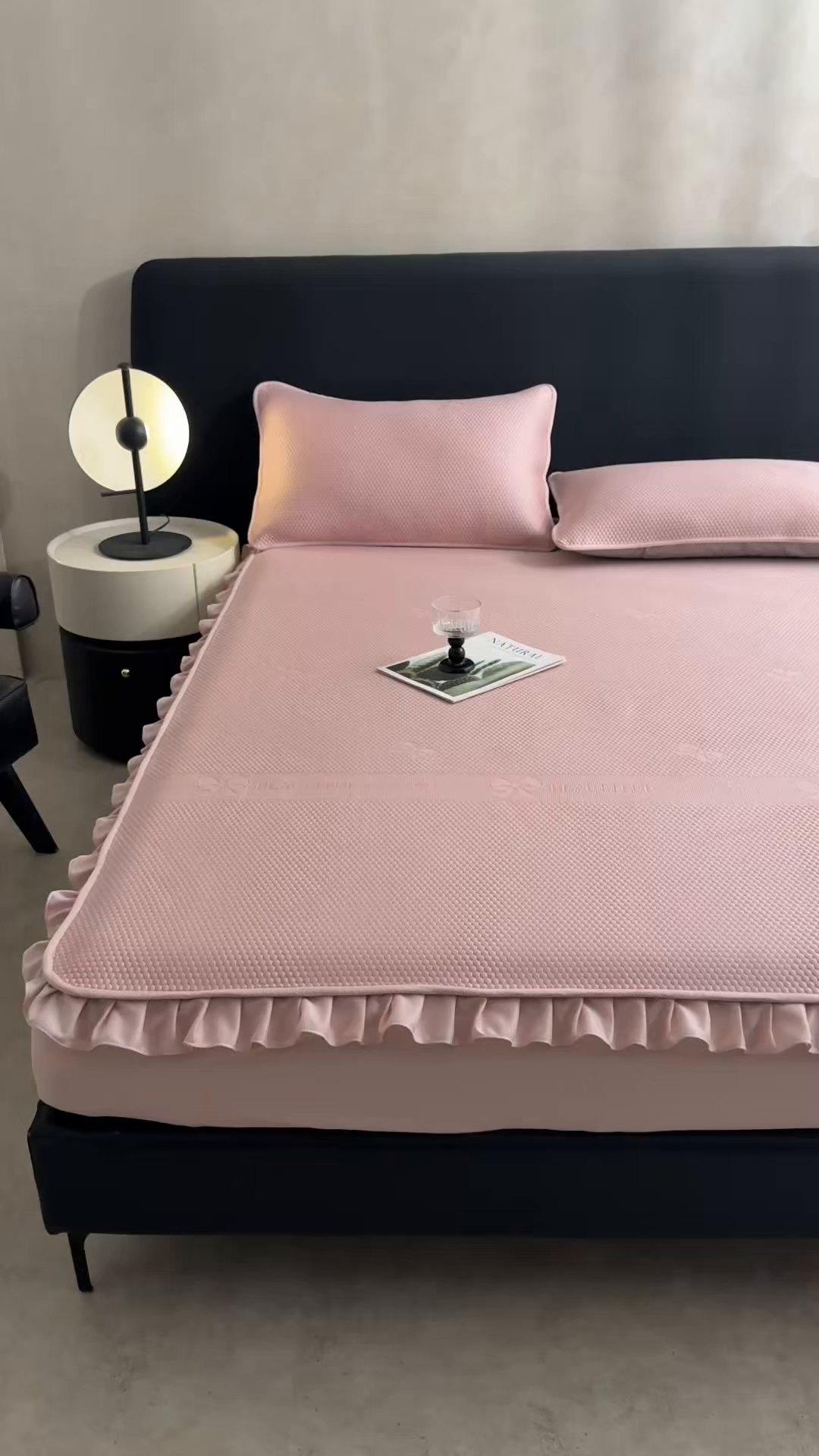 91家纺网 家纺一手货源 找家纺 （总）爱思凯家纺 2026春夏新款PE豆豆花边床笠凉席席子空调软席-密朵