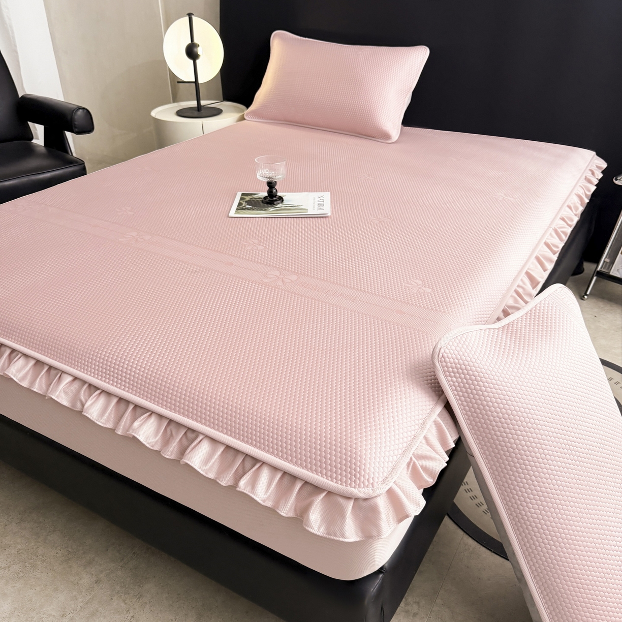 91家纺网 家纺一手货源 找家纺 （总）爱思凯家纺 2026春夏新款PE豆豆花边床笠凉席席子空调软席-密朵