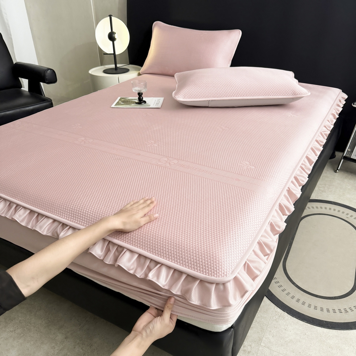 91家纺网 家纺一手货源 找家纺 （总）爱思凯家纺 2026春夏新款PE豆豆花边床笠凉席席子空调软席-密朵