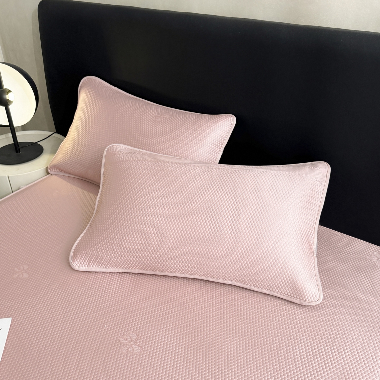 91家纺网 家纺一手货源 找家纺 （总）爱思凯家纺 2026春夏新款PE豆豆花边床笠凉席席子空调软席-密朵