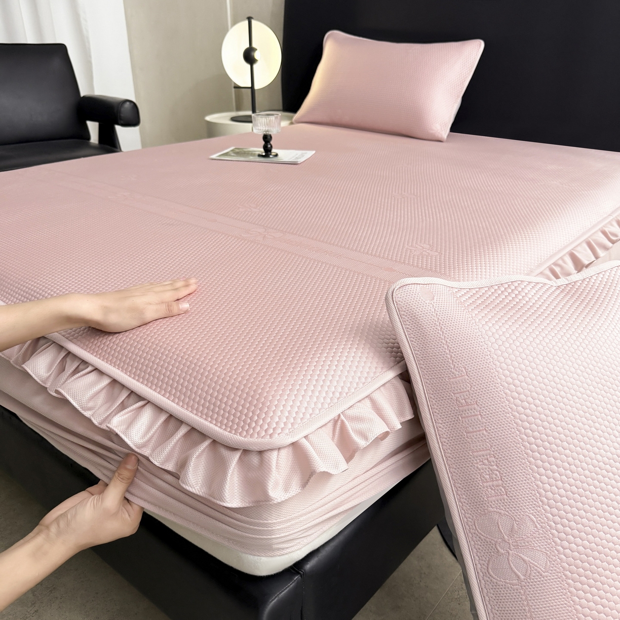 91家纺网 家纺一手货源 找家纺 （总）爱思凯家纺 2026春夏新款PE豆豆花边床笠凉席席子空调软席-密朵