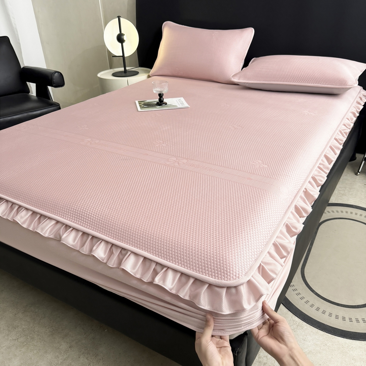 91家纺网 家纺一手货源 找家纺 （总）爱思凯家纺 2026春夏新款PE豆豆花边床笠凉席席子空调软席-密朵