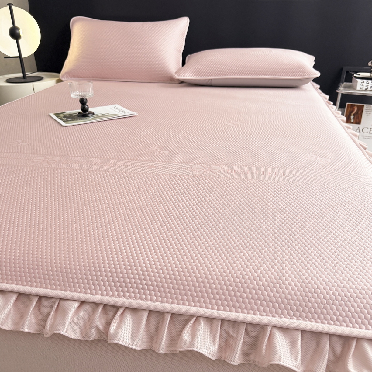 91家纺网 家纺一手货源 找家纺 （总）爱思凯家纺 2026春夏新款PE豆豆花边床笠凉席席子空调软席-密朵