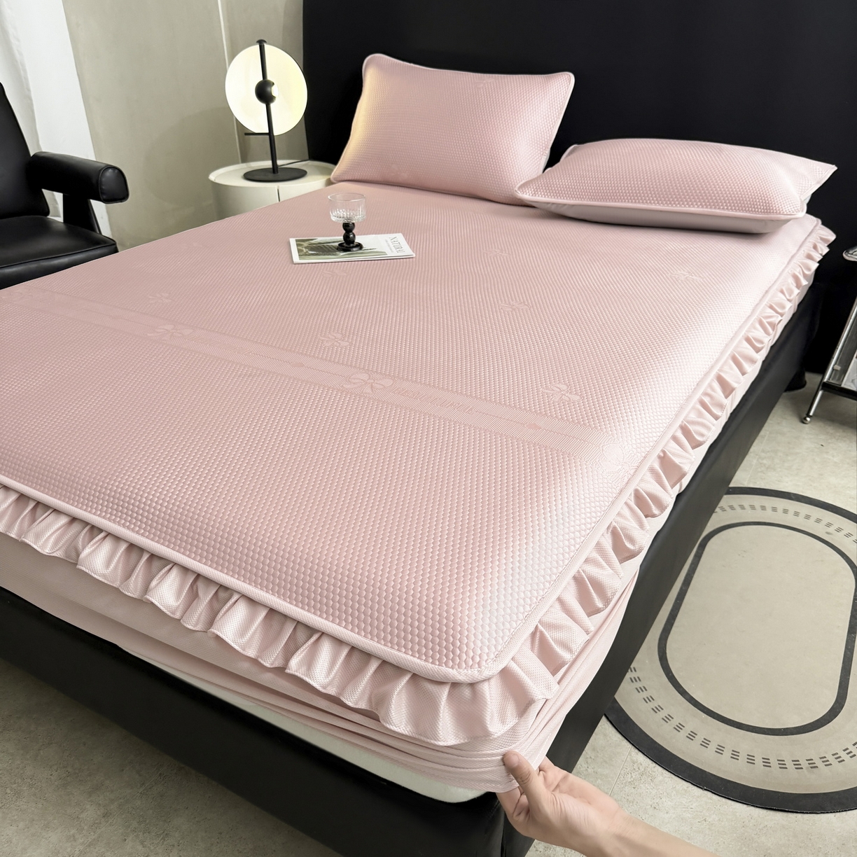 91家纺网 家纺一手货源 找家纺 （总）爱思凯家纺 2026春夏新款PE豆豆花边床笠凉席席子空调软席-密朵