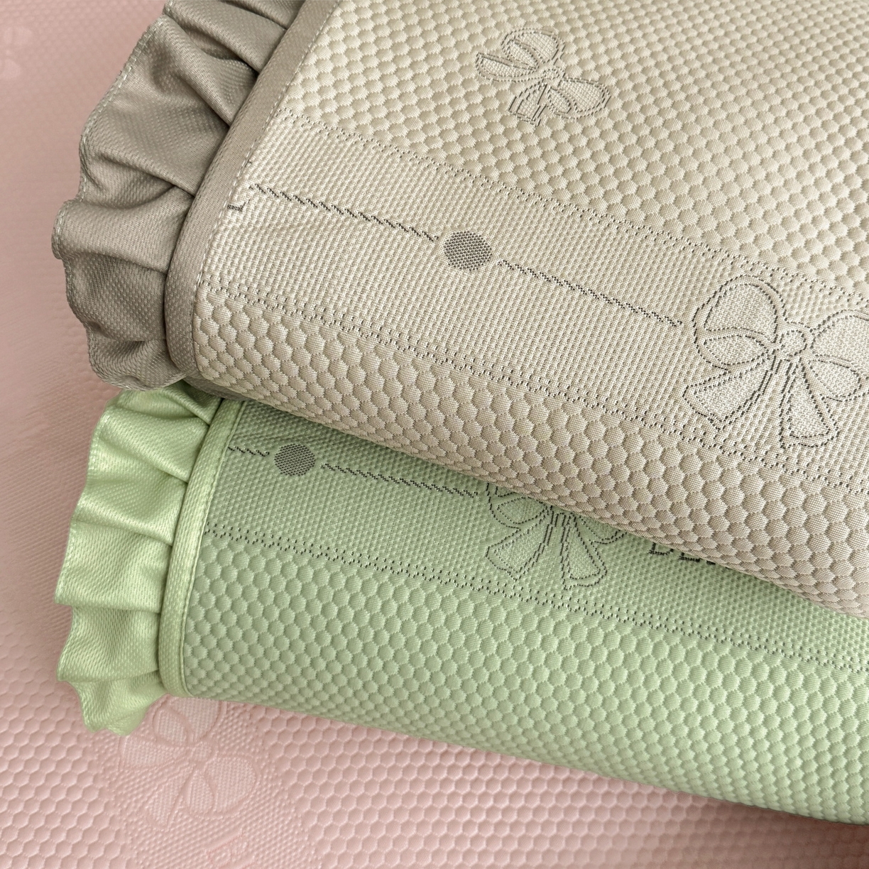 91家纺网 家纺一手货源 找家纺 （总）爱思凯家纺 2026春夏新款PE豆豆花边床笠凉席席子空调软席-密朵