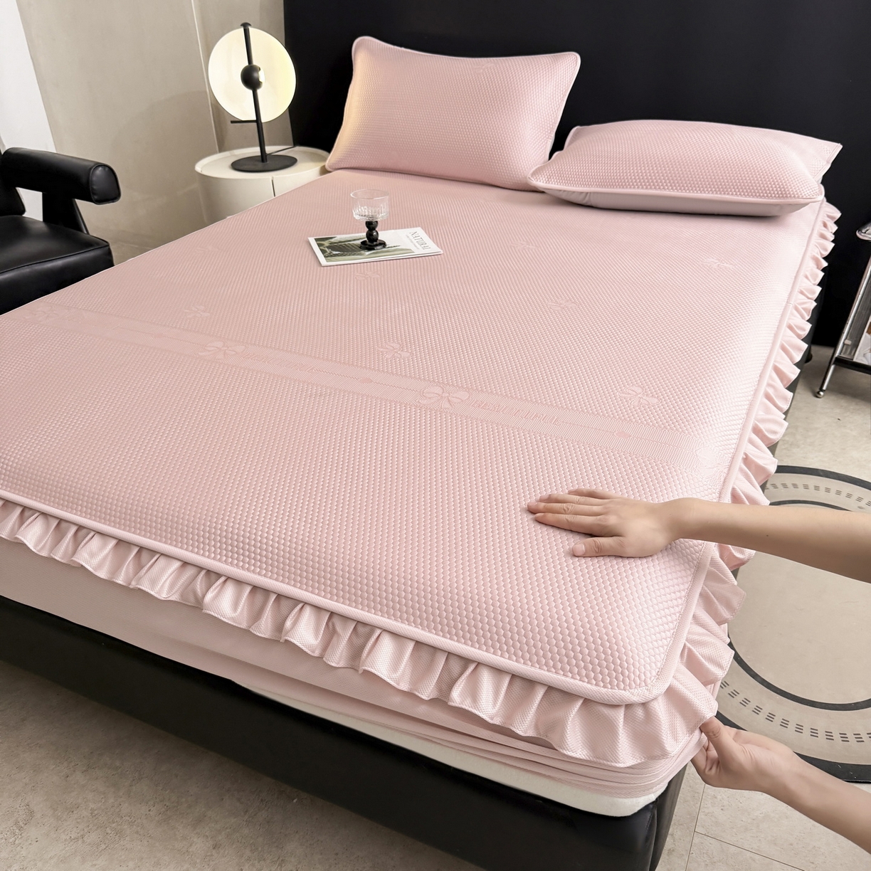 91家纺网 家纺一手货源 找家纺 （总）爱思凯家纺 2026春夏新款PE豆豆花边床笠凉席席子空调软席-密朵