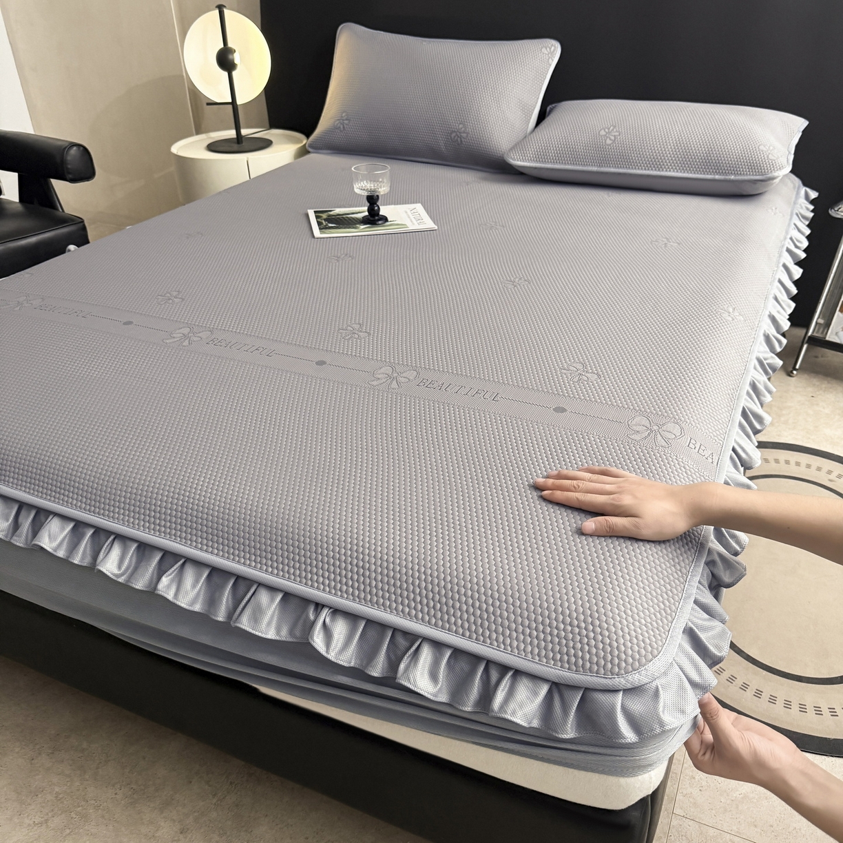 91家纺网 家纺一手货源 找家纺 （总）爱思凯家纺 2026春夏新款PE豆豆花边床笠凉席席子空调软席-密朵