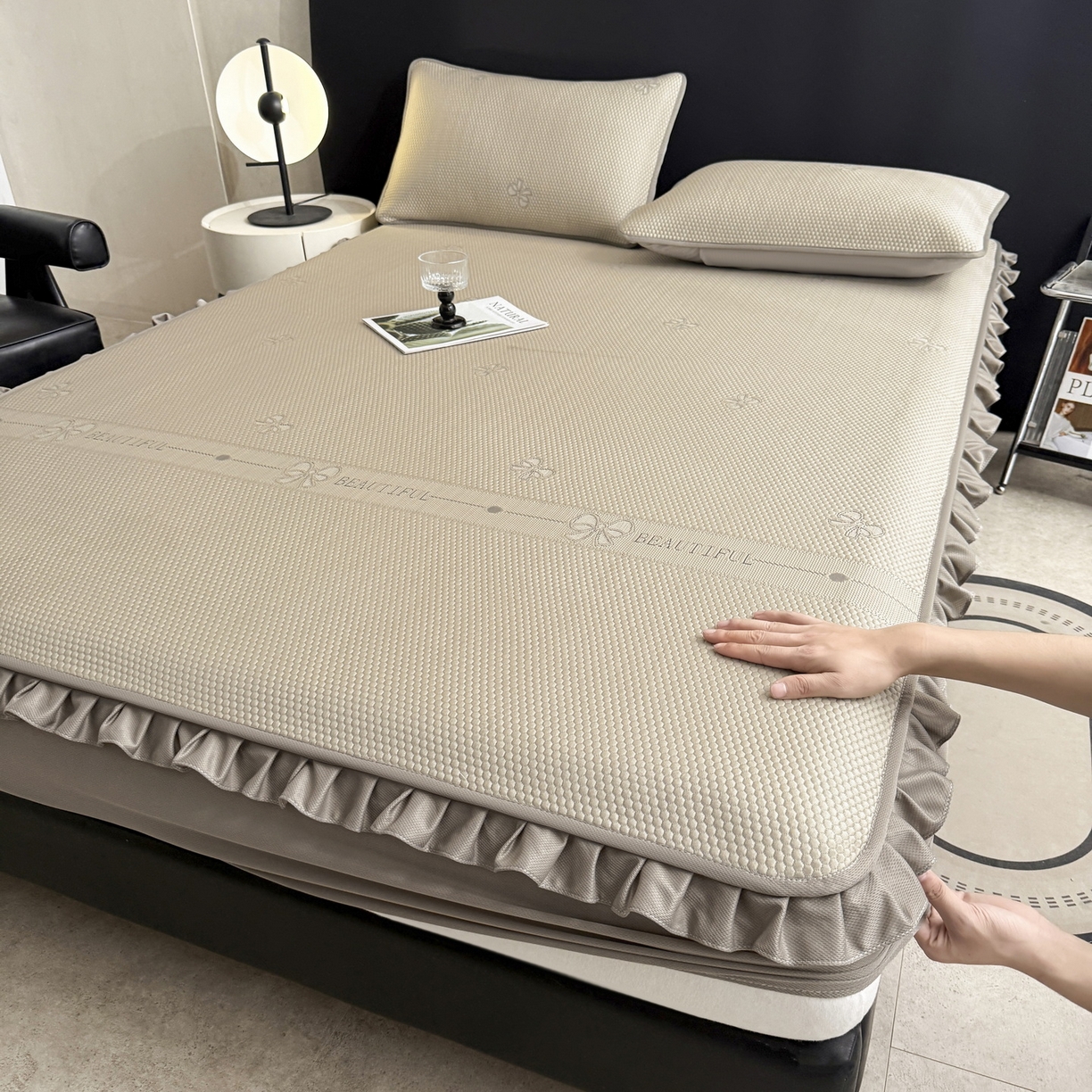 91家纺网 家纺一手货源 找家纺 （总）爱思凯家纺 2026春夏新款PE豆豆花边床笠凉席席子空调软席-密朵