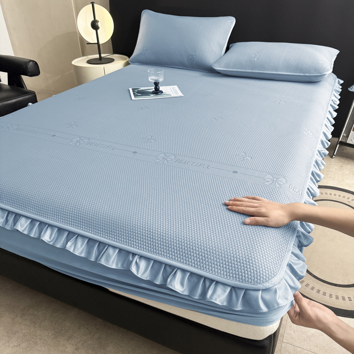 91家纺网 家纺一手货源 找家纺 （总）爱思凯家纺 2026春夏新款PE豆豆花边床笠凉席席子空调软席-密朵