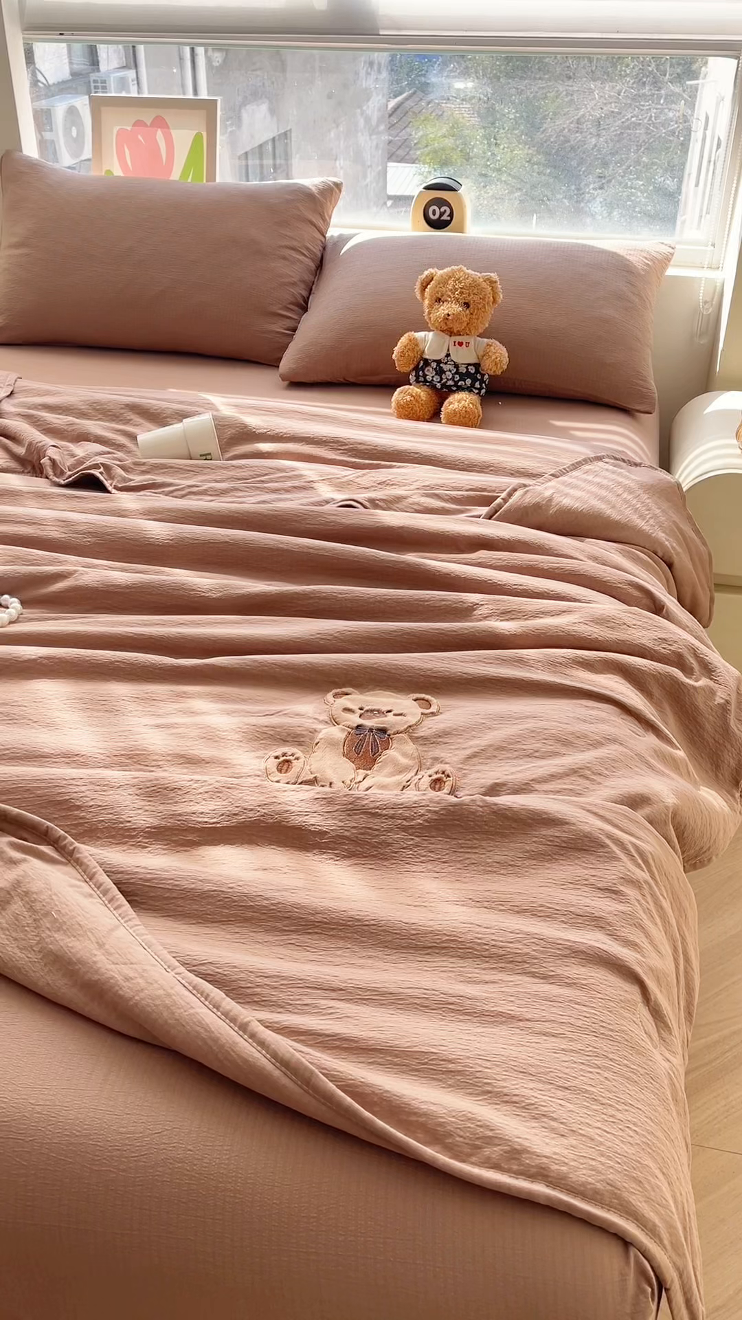 91家纺网 家纺一手货源 找家纺 （总）爱思凯家纺 2026新款皱皱纱贴布绣夏被夏凉被空调被-咖崽熊