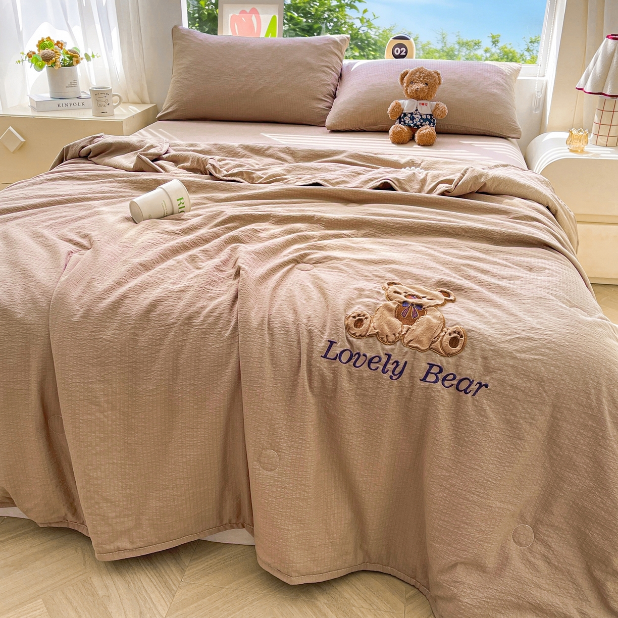 91家纺网 家纺一手货源 找家纺 （总）爱思凯家纺 2026新款皱皱纱贴布绣夏被夏凉被空调被-咖崽熊