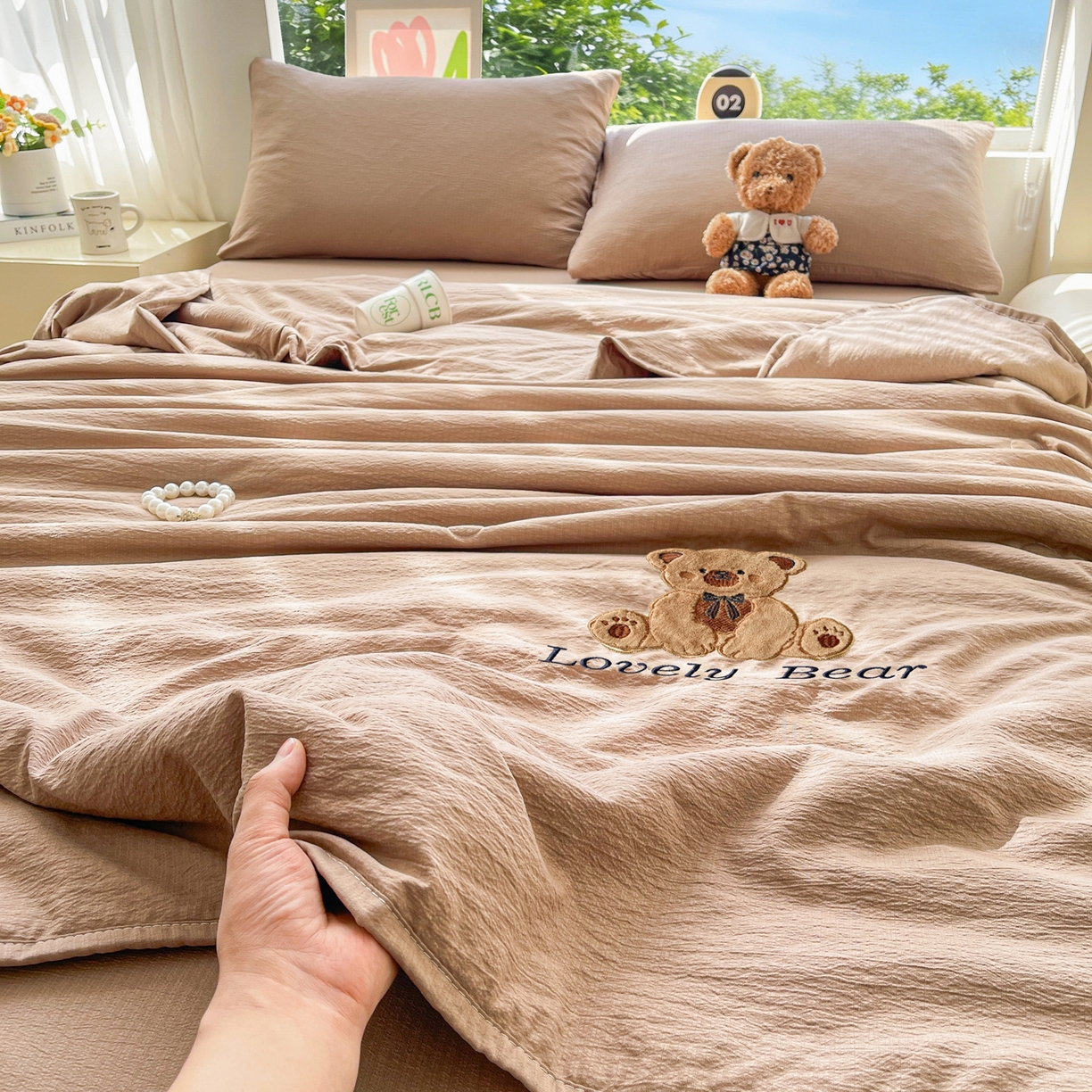 91家纺网 家纺一手货源 找家纺 （总）爱思凯家纺 2026新款皱皱纱贴布绣夏被夏凉被空调被-咖崽熊