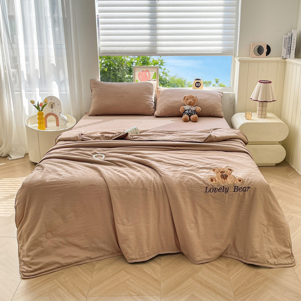 91家纺网 家纺一手货源 找家纺 （总）爱思凯家纺 2026新款皱皱纱贴布绣夏被夏凉被空调被-咖崽熊