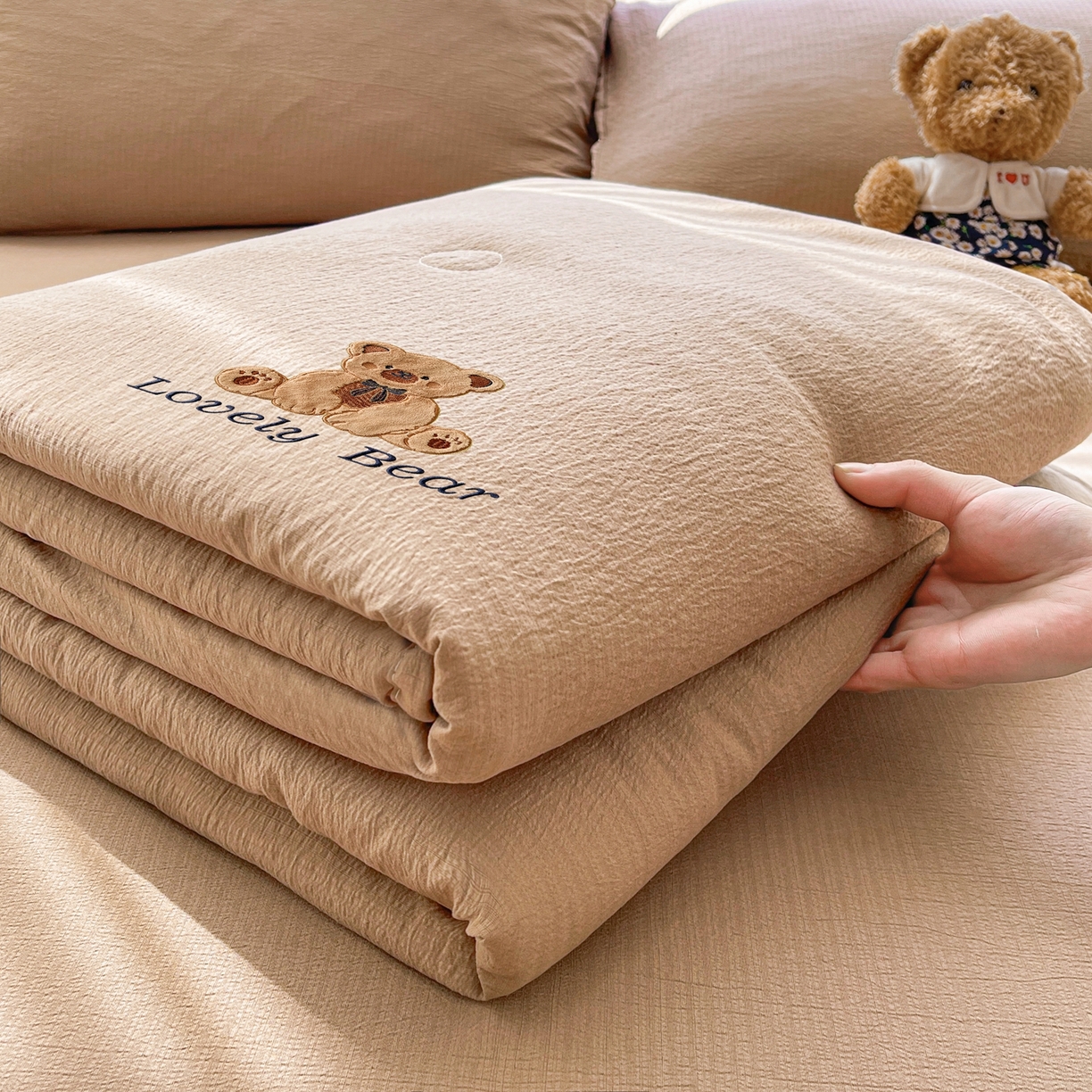 91家纺网 家纺一手货源 找家纺 （总）爱思凯家纺 2026新款皱皱纱贴布绣夏被夏凉被空调被-咖崽熊