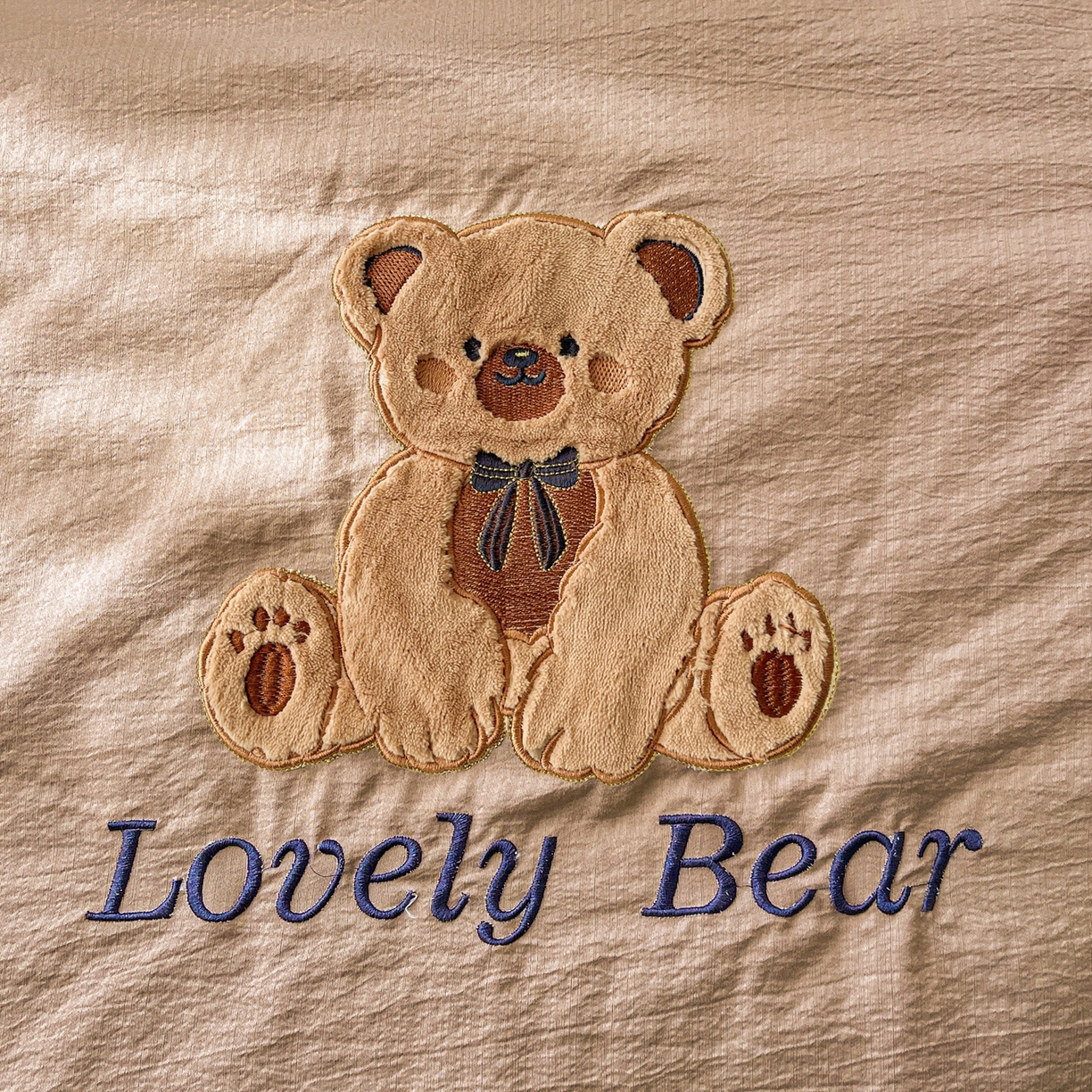 91家纺网 家纺一手货源 找家纺 （总）爱思凯家纺 2026新款皱皱纱贴布绣夏被夏凉被空调被-咖崽熊