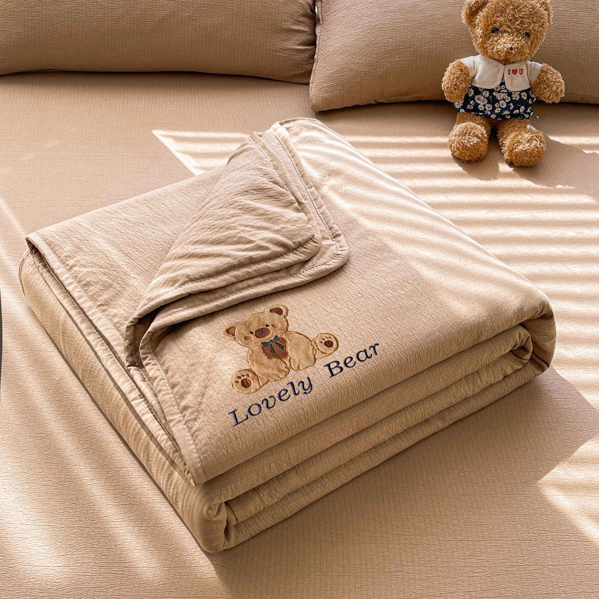 91家纺网 家纺一手货源 找家纺 （总）爱思凯家纺 2026新款皱皱纱贴布绣夏被夏凉被空调被-咖崽熊