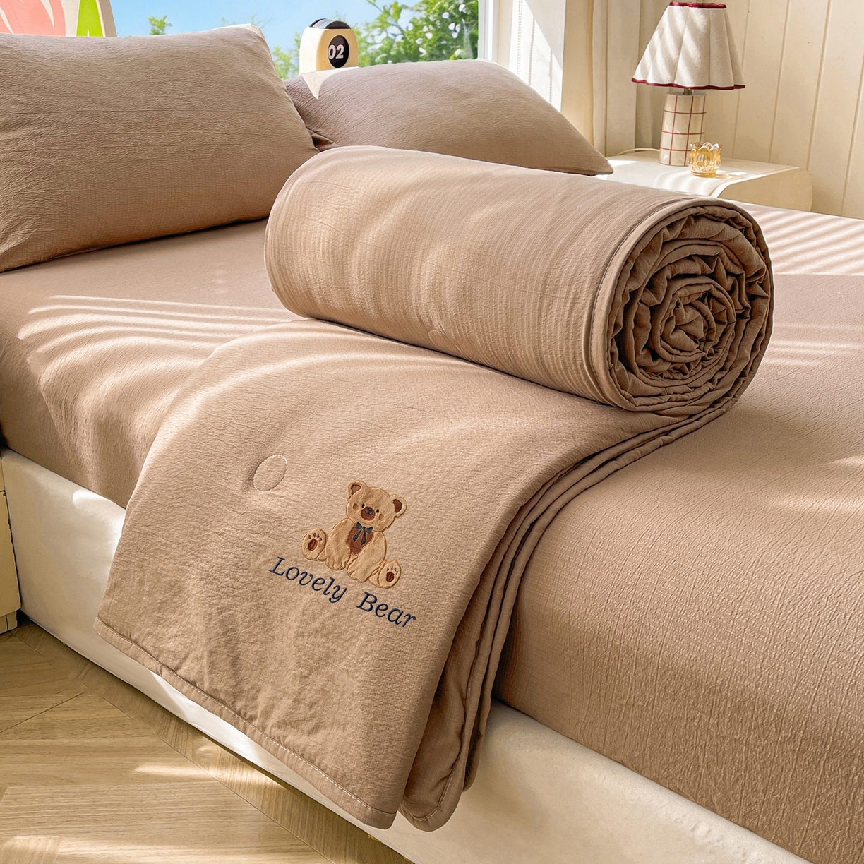 91家纺网 家纺一手货源 找家纺 （总）爱思凯家纺 2026新款皱皱纱贴布绣夏被夏凉被空调被-咖崽熊