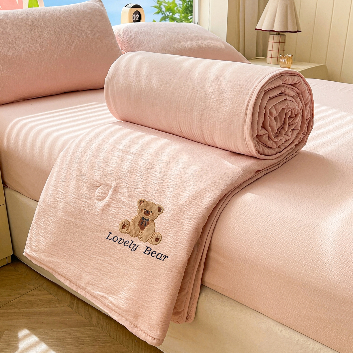 91家纺网 家纺一手货源 找家纺 （总）爱思凯家纺 2026新款皱皱纱贴布绣夏被夏凉被空调被-咖崽熊