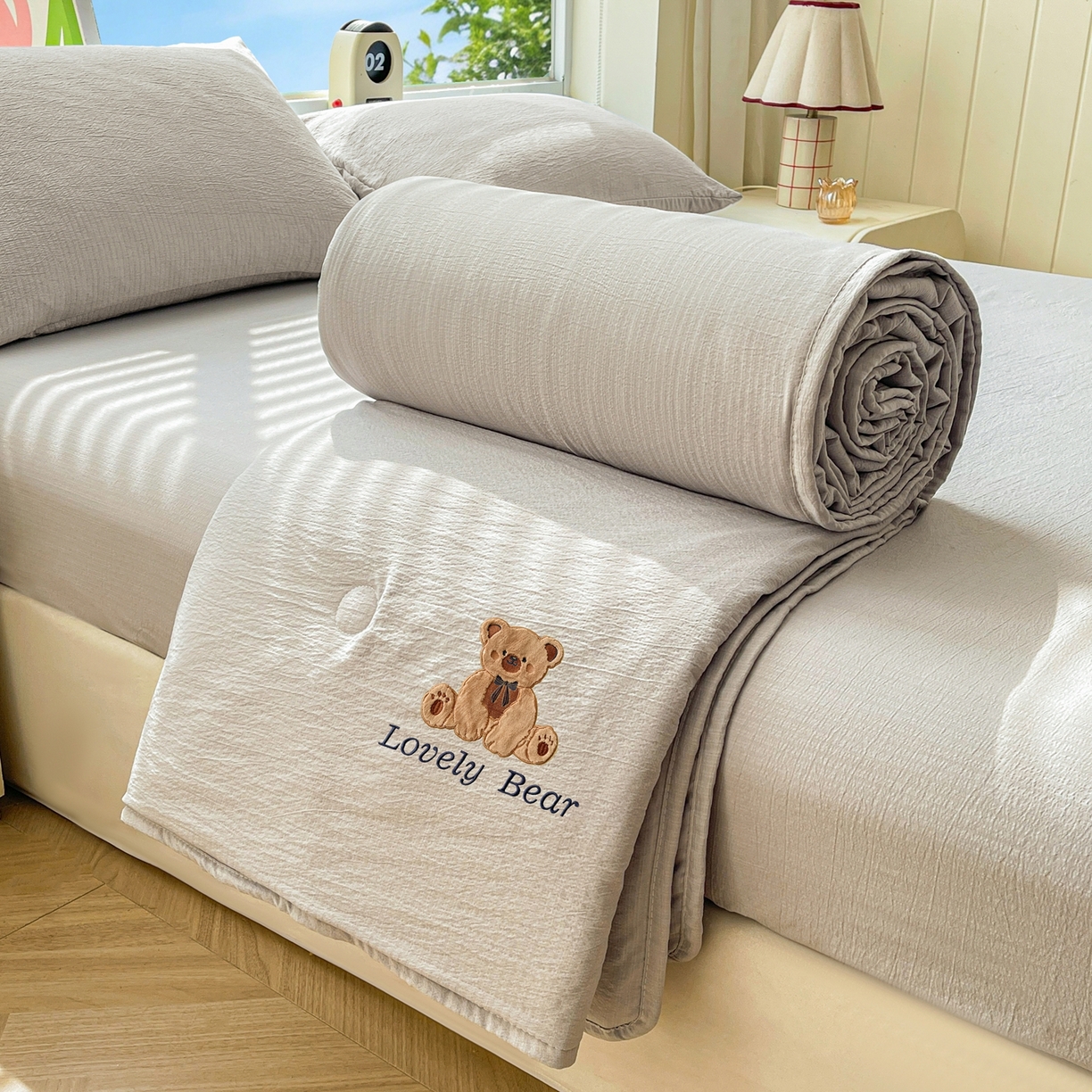 91家纺网 家纺一手货源 找家纺 （总）爱思凯家纺 2026新款皱皱纱贴布绣夏被夏凉被空调被-咖崽熊