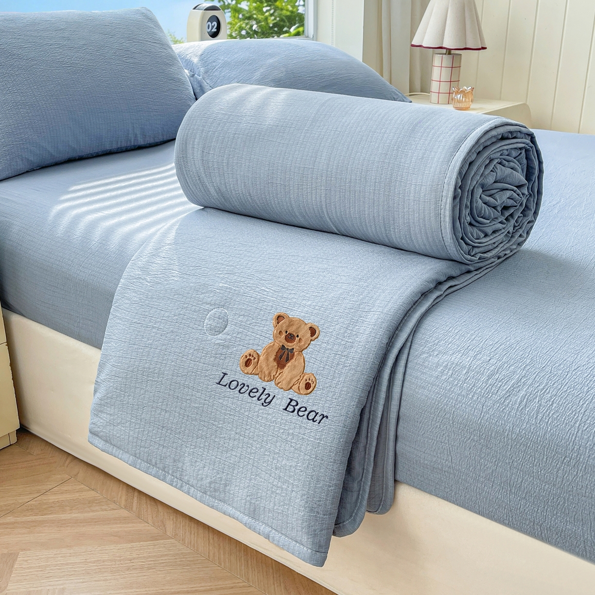 91家纺网 家纺一手货源 找家纺 （总）爱思凯家纺 2026新款皱皱纱贴布绣夏被夏凉被空调被-咖崽熊