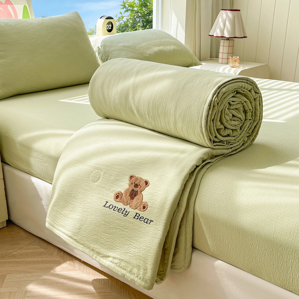 91家纺网 家纺一手货源 找家纺 （总）爱思凯家纺 2026新款皱皱纱贴布绣夏被夏凉被空调被-咖崽熊