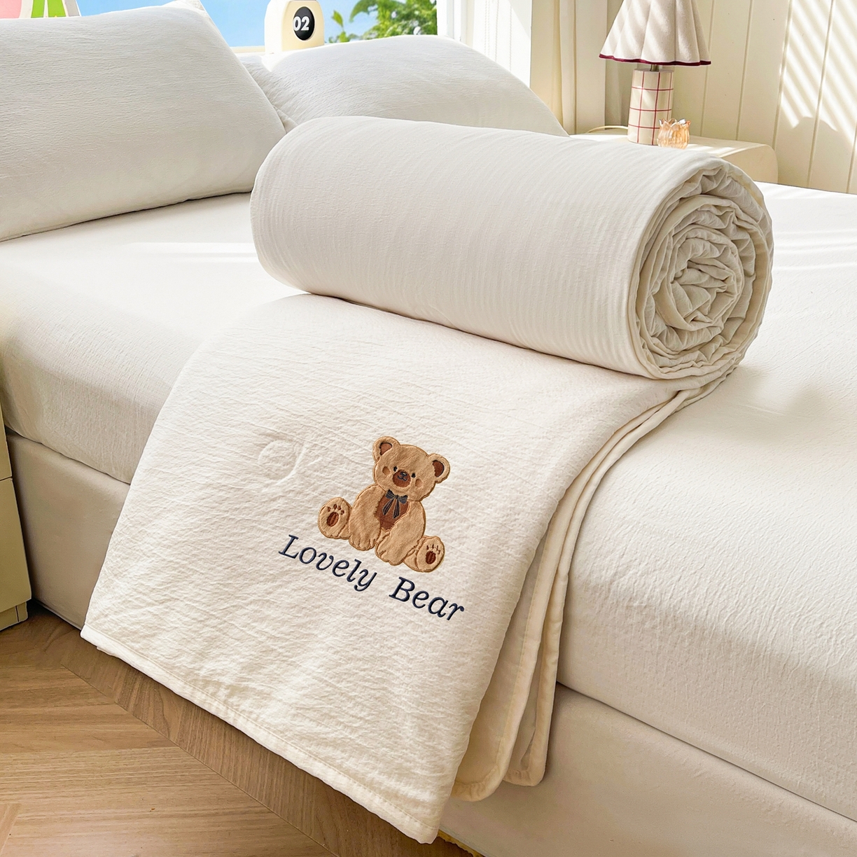 91家纺网 家纺一手货源 找家纺 （总）爱思凯家纺 2026新款皱皱纱贴布绣夏被夏凉被空调被-咖崽熊