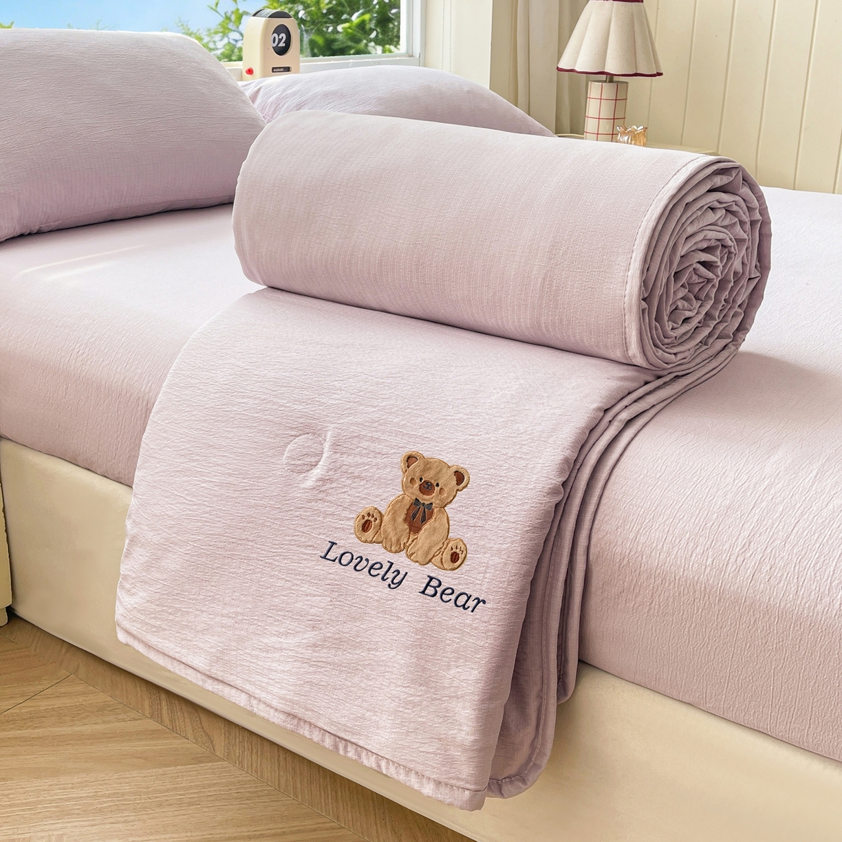 91家纺网 家纺一手货源 找家纺 （总）爱思凯家纺 2026新款皱皱纱贴布绣夏被夏凉被空调被-咖崽熊