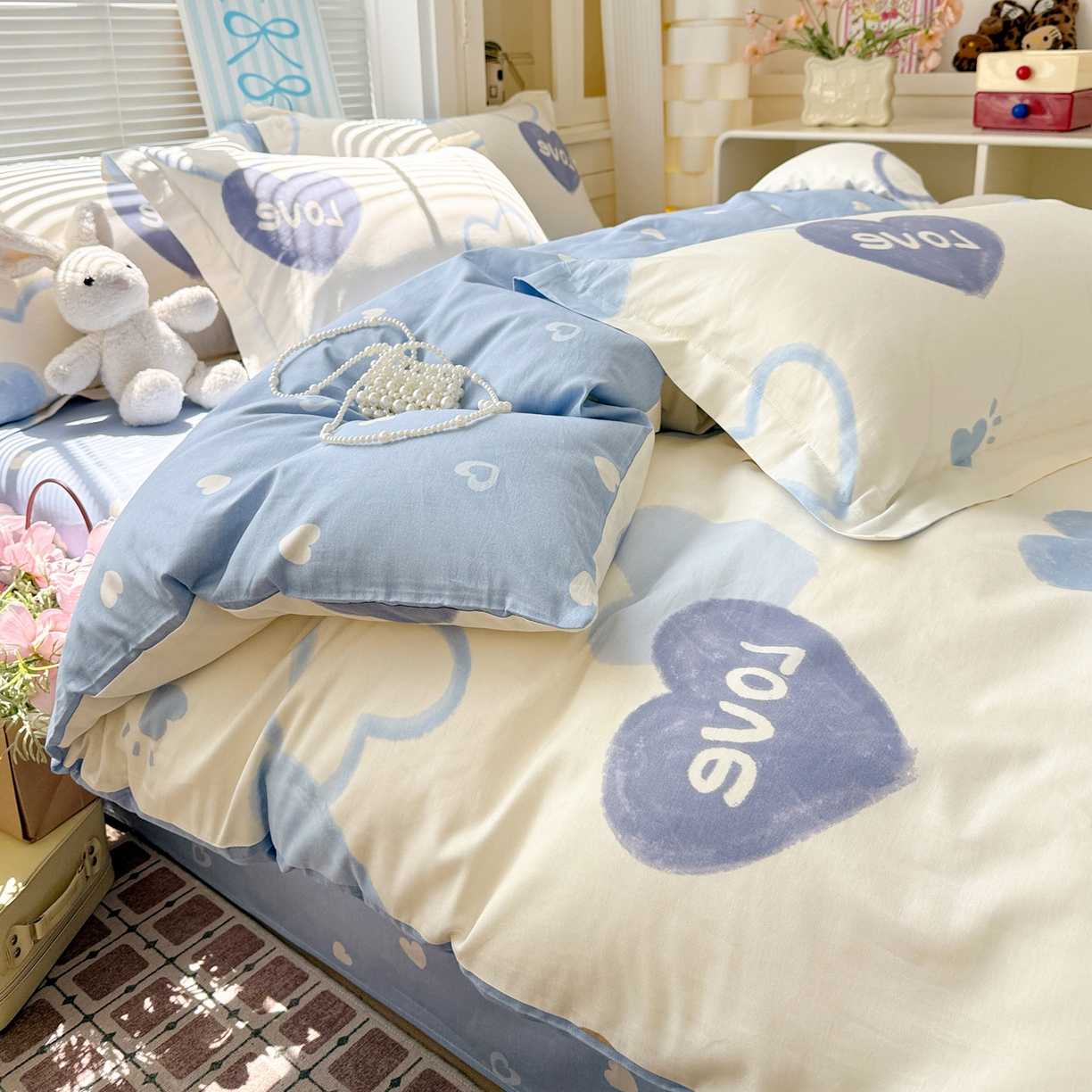 91家纺网 家纺一手货源 找家纺 董成龙家纺 2026春夏新款100%全棉纯棉印花四件套印花卡通系列三件套（喷气工艺） 奶油爱心-蓝