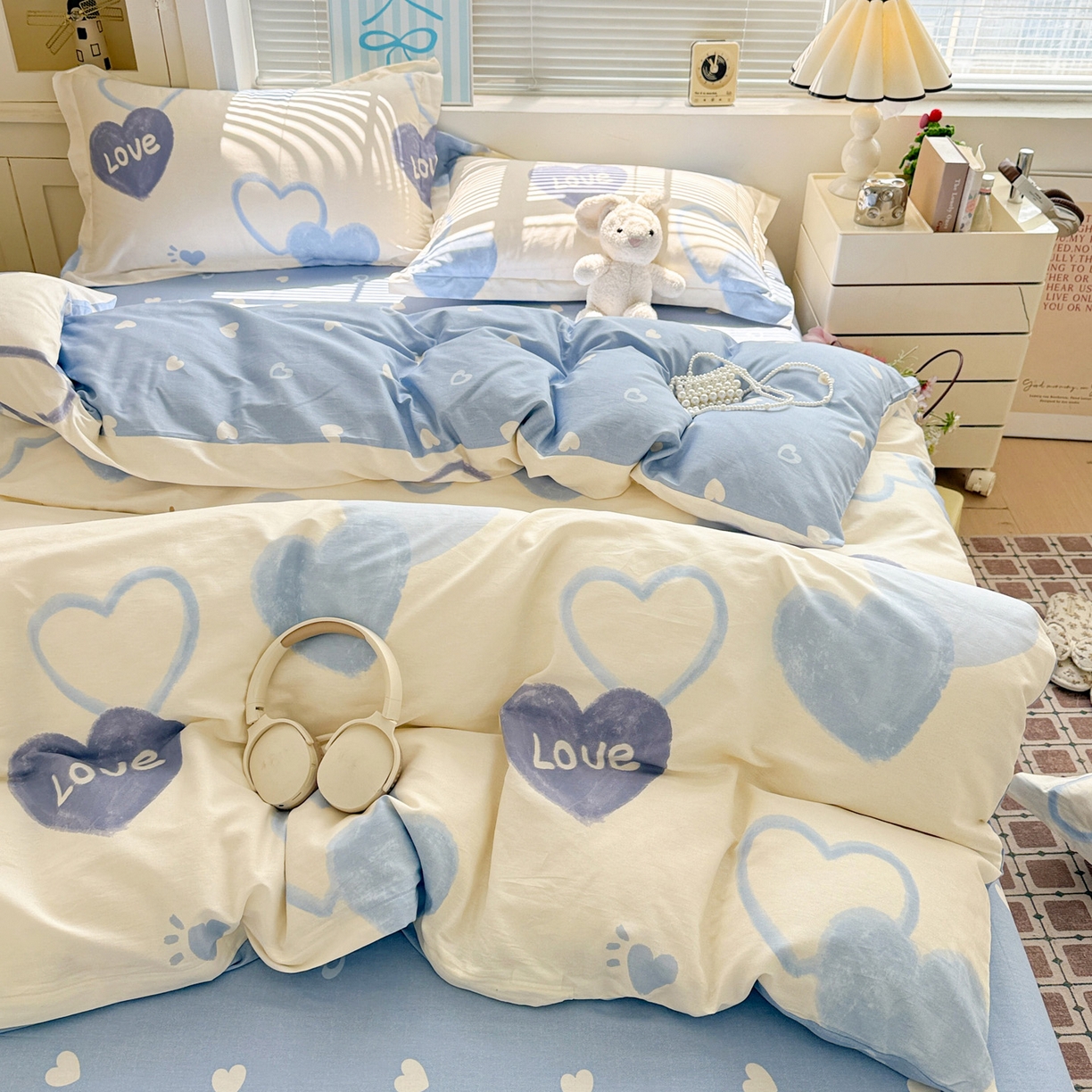 91家纺网 家纺一手货源 找家纺 董成龙家纺 2026春夏新款100%全棉纯棉印花四件套印花卡通系列三件套（喷气工艺） 奶油爱心-蓝