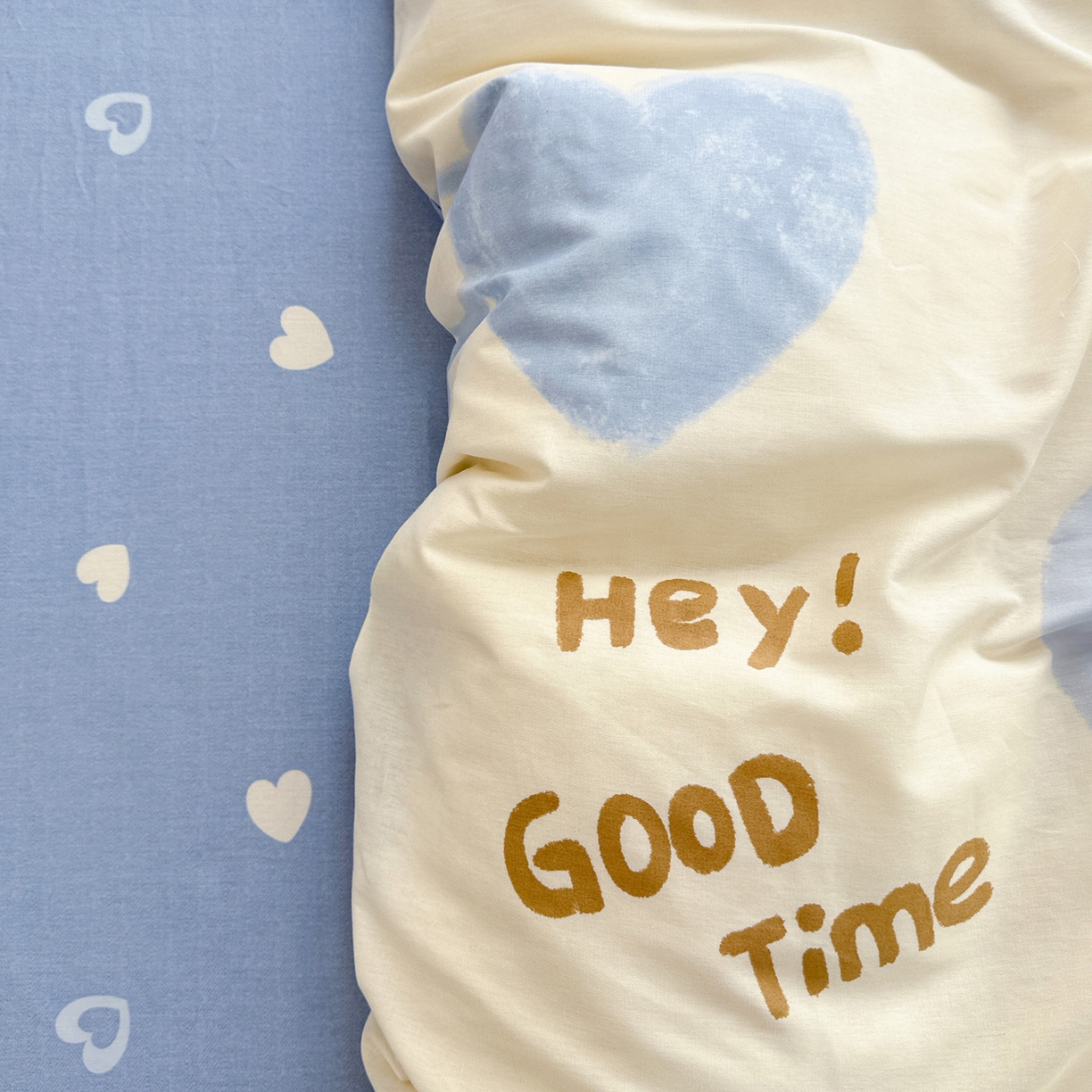 91家纺网 家纺一手货源 找家纺 董成龙家纺 2026春夏新款100%全棉纯棉印花四件套印花卡通系列三件套（喷气工艺） 奶油爱心-蓝