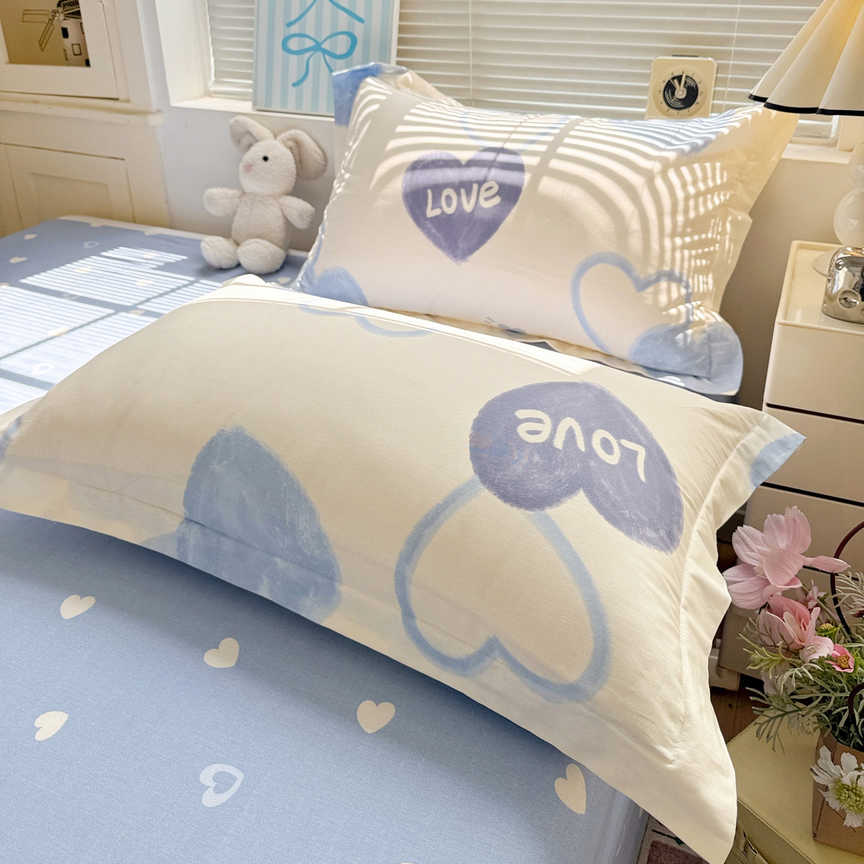 91家纺网 家纺一手货源 找家纺 董成龙家纺 2026春夏新款100%全棉纯棉印花四件套印花卡通系列三件套（喷气工艺） 奶油爱心-蓝