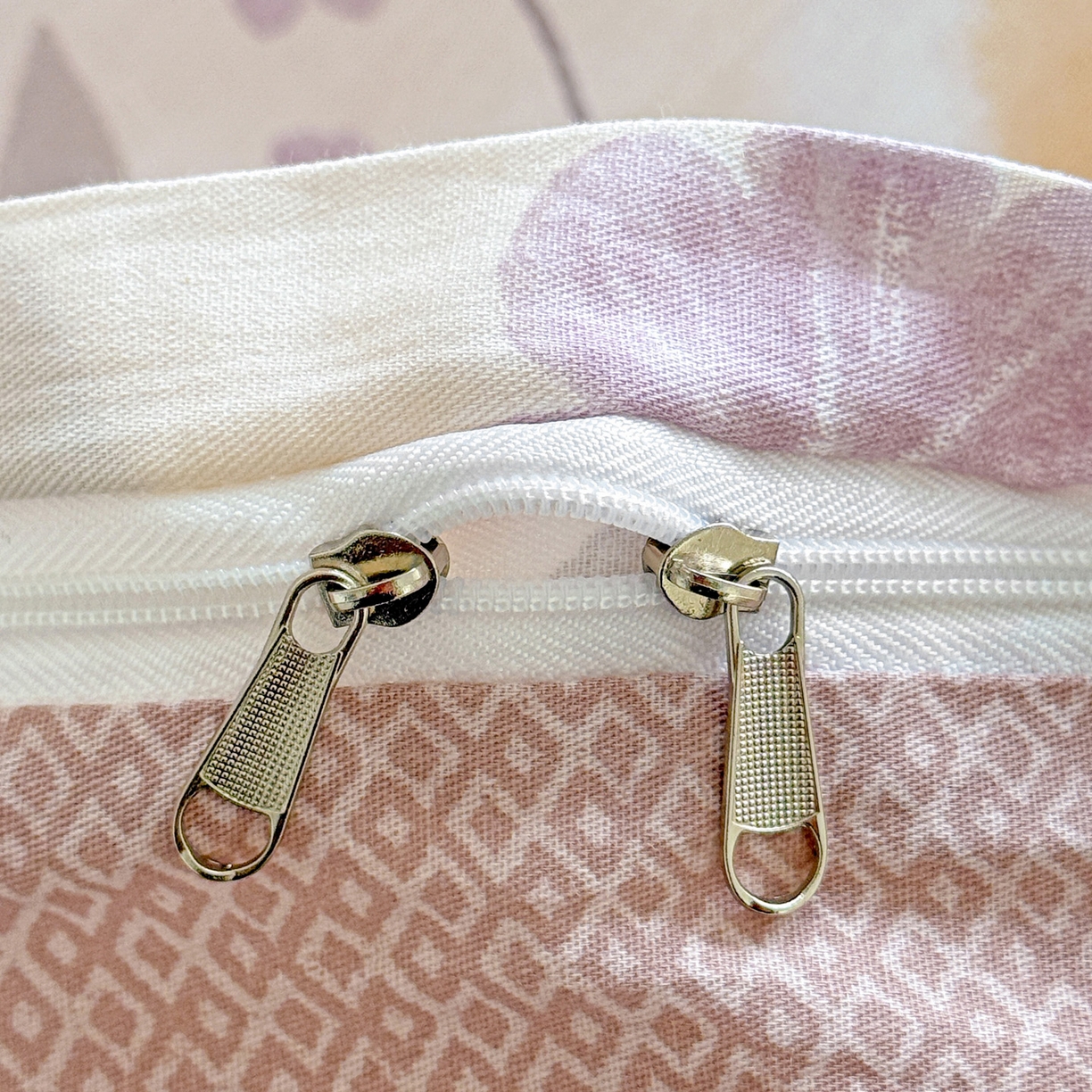 91家纺网 家纺一手货源 找家纺 董成龙家纺 2026春夏新款100%全棉纯棉印花四件套印花卡通系列三件套（喷气工艺） 秋日确幸-豆沙