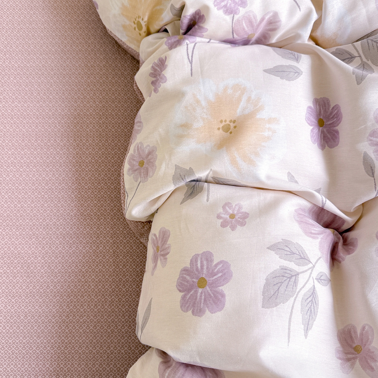 91家纺网 家纺一手货源 找家纺 董成龙家纺 2026春夏新款100%全棉纯棉印花四件套印花卡通系列三件套（喷气工艺） 秋日确幸-豆沙