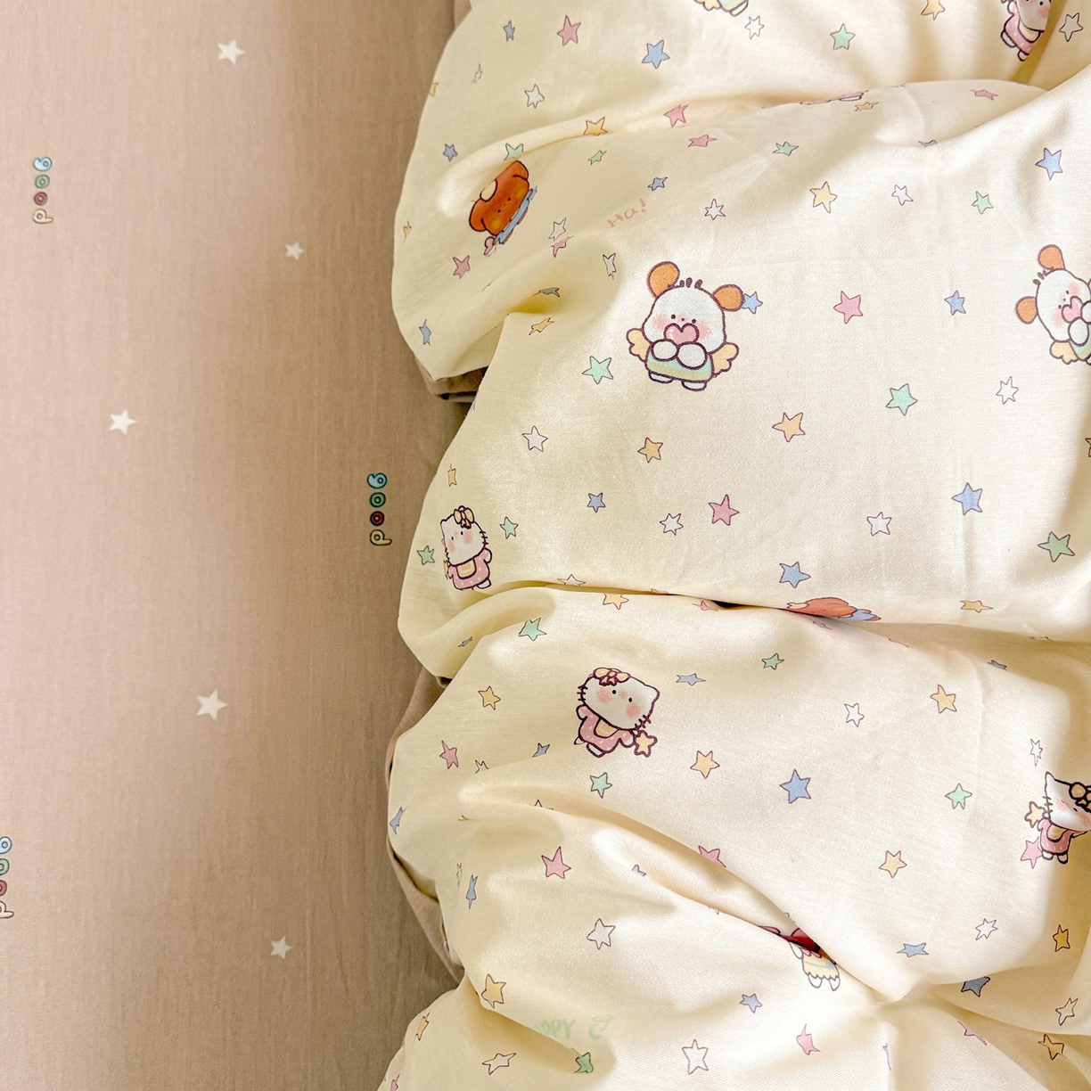 91家纺网 家纺一手货源 找家纺 董成龙家纺 2026春夏新款100%全棉纯棉印花四件套印花卡通系列三件套（喷气工艺） 甜梦喵语