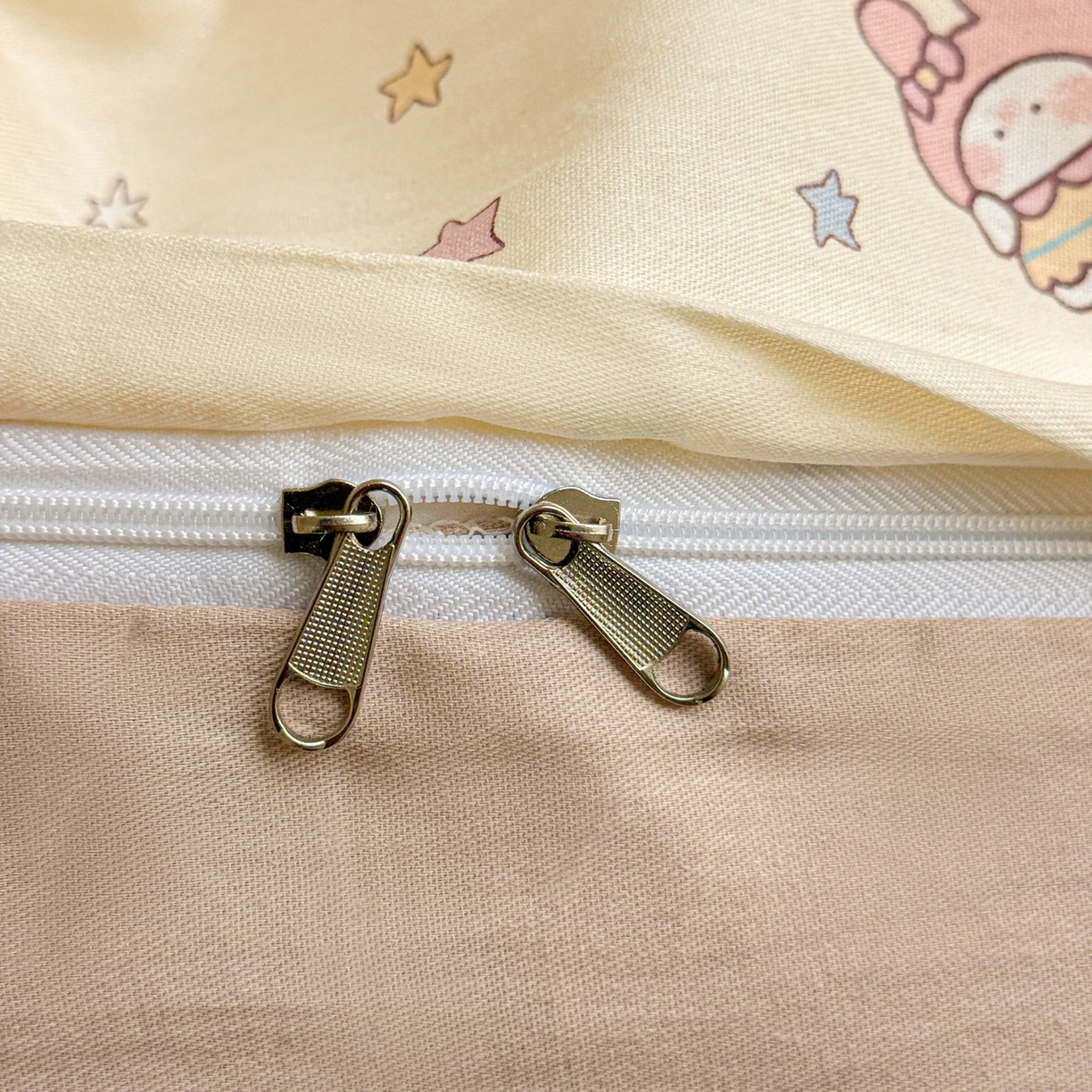 91家纺网 家纺一手货源 找家纺 董成龙家纺 2026春夏新款100%全棉纯棉印花四件套印花卡通系列三件套（喷气工艺） 甜梦喵语