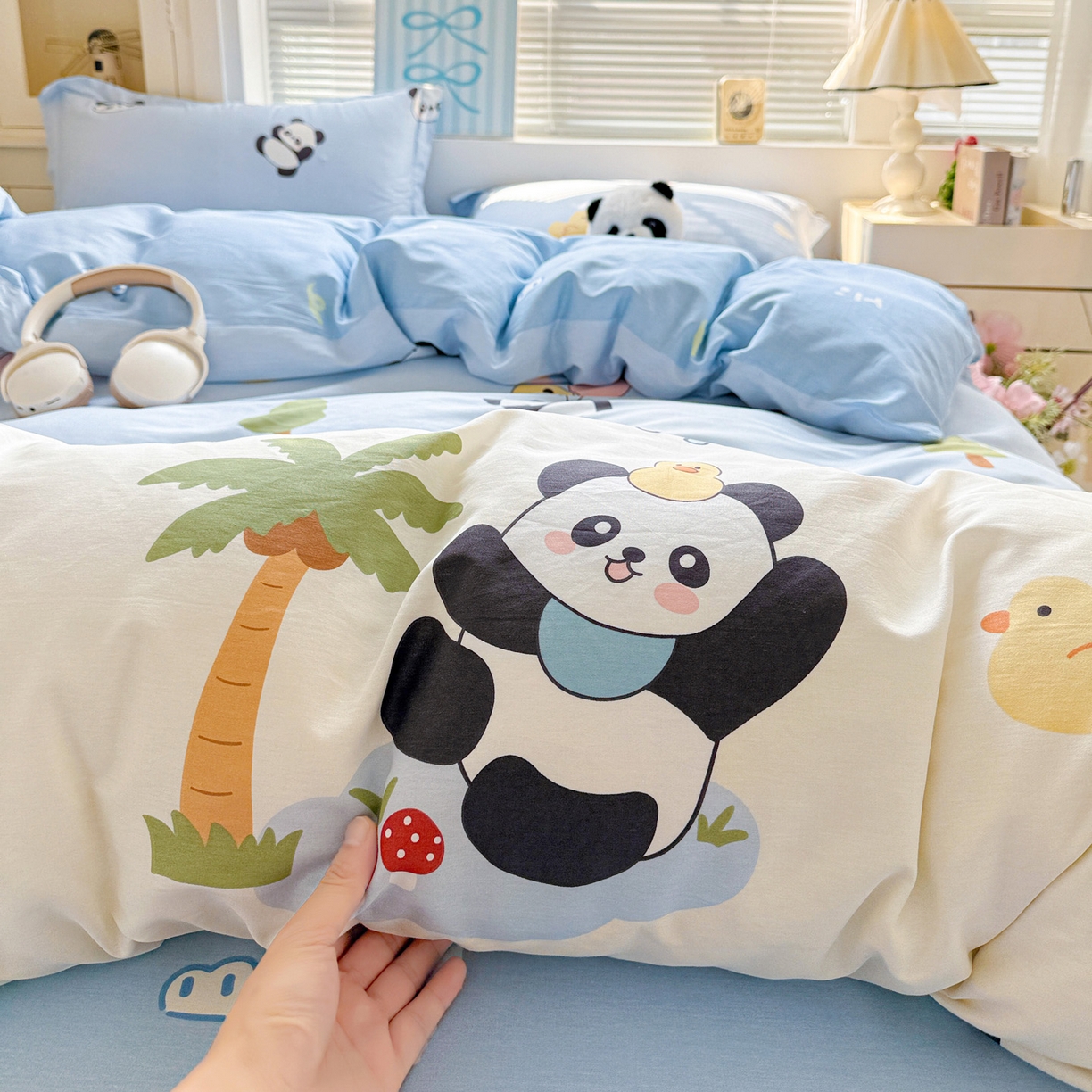 91家纺网 家纺一手货源 找家纺 董成龙家纺 2026春夏新款100%全棉纯棉印花四件套印花卡通系列三件套（喷气工艺） 熊猫鸭鸭乐-兰