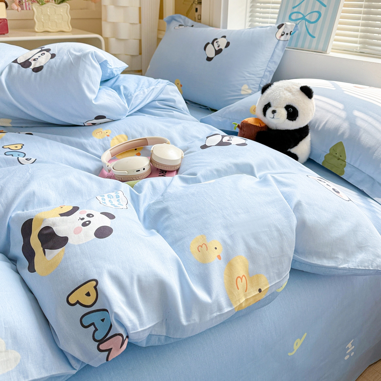 91家纺网 家纺一手货源 找家纺 董成龙家纺 2026春夏新款100%全棉纯棉印花四件套印花卡通系列三件套（喷气工艺） 熊猫鸭鸭乐-兰