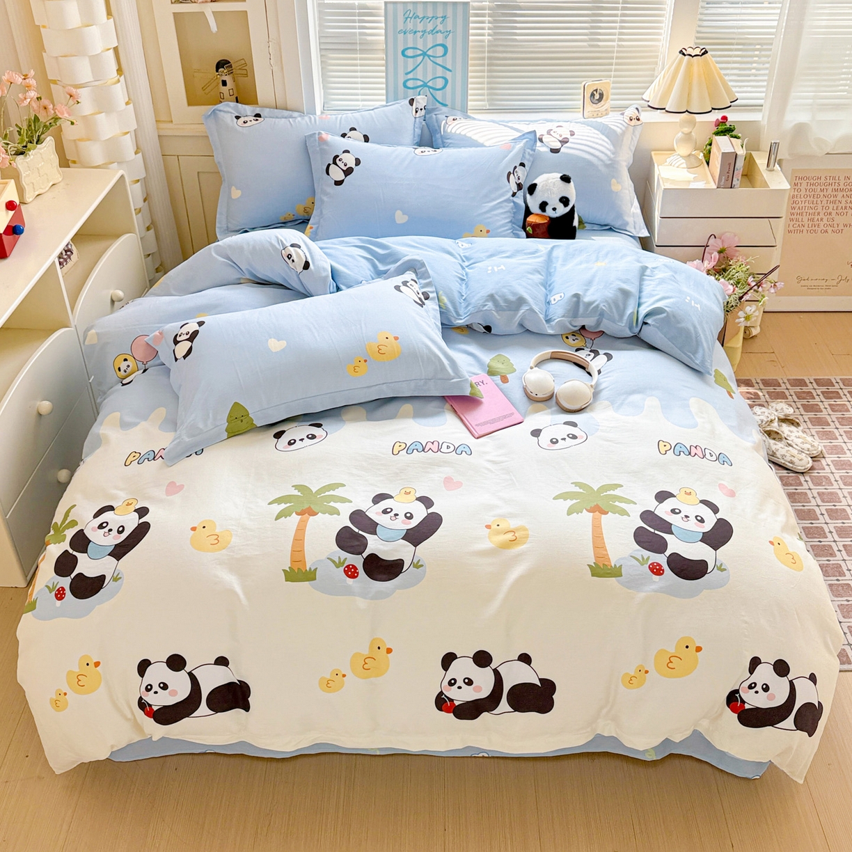 91家纺网 家纺一手货源 找家纺 董成龙家纺 2026春夏新款100%全棉纯棉印花四件套印花卡通系列三件套（喷气工艺） 熊猫鸭鸭乐-兰