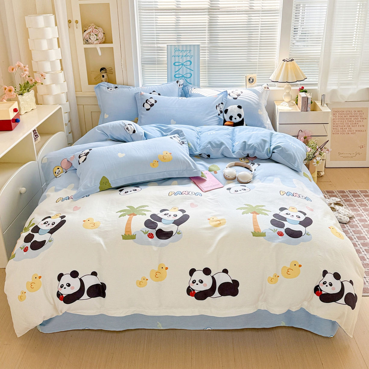 91家纺网 家纺一手货源 找家纺 董成龙家纺 2026春夏新款100%全棉纯棉印花四件套印花卡通系列三件套（喷气工艺） 熊猫鸭鸭乐-兰