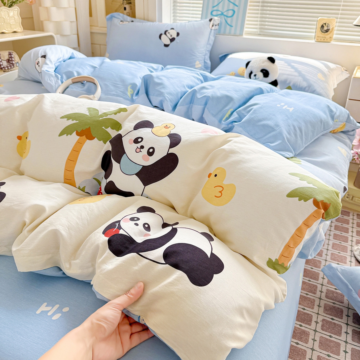 91家纺网 家纺一手货源 找家纺 董成龙家纺 2026春夏新款100%全棉纯棉印花四件套印花卡通系列三件套（喷气工艺） 熊猫鸭鸭乐-兰
