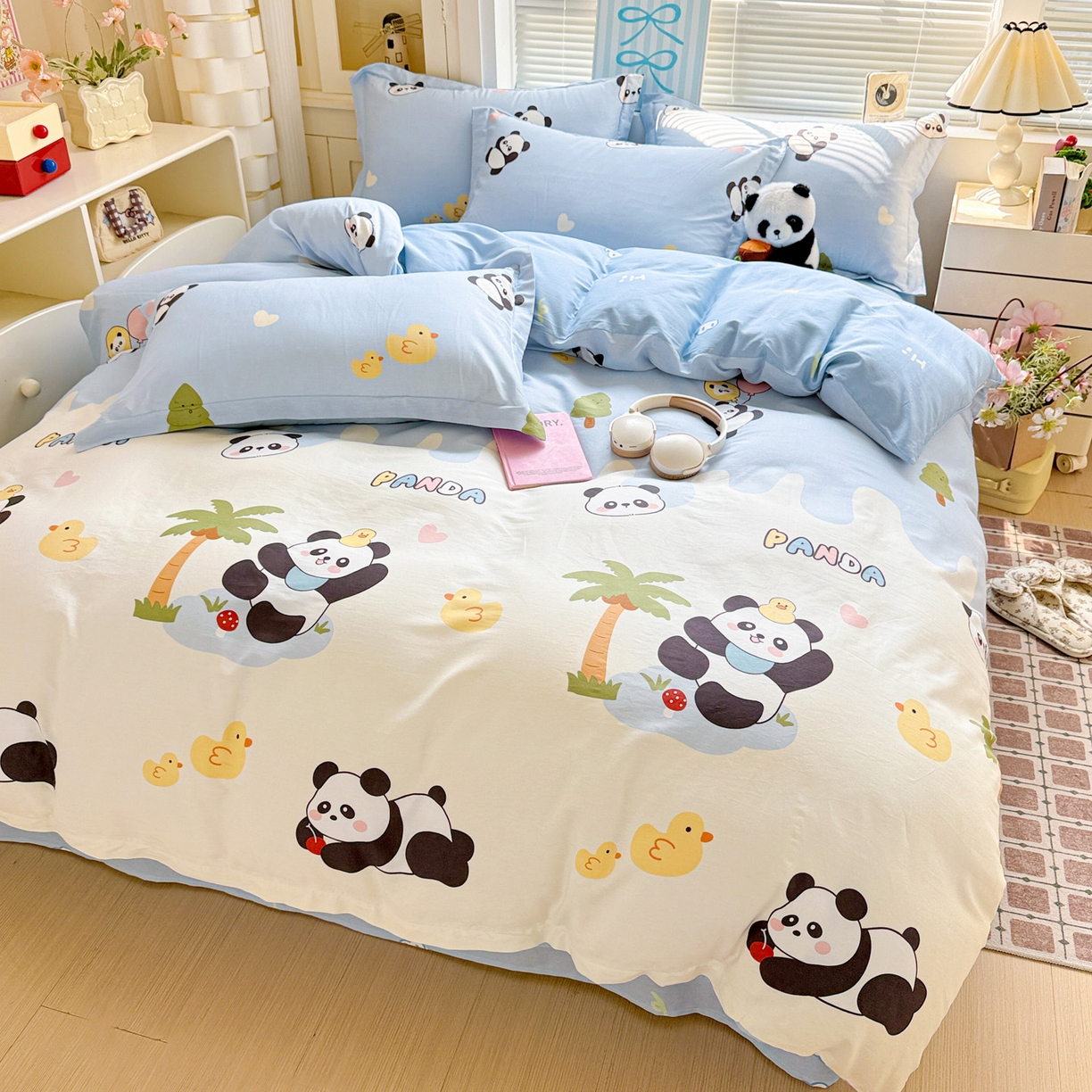 91家纺网 家纺一手货源 找家纺 董成龙家纺 2026春夏新款100%全棉纯棉印花四件套印花卡通系列三件套（喷气工艺） 熊猫鸭鸭乐-兰