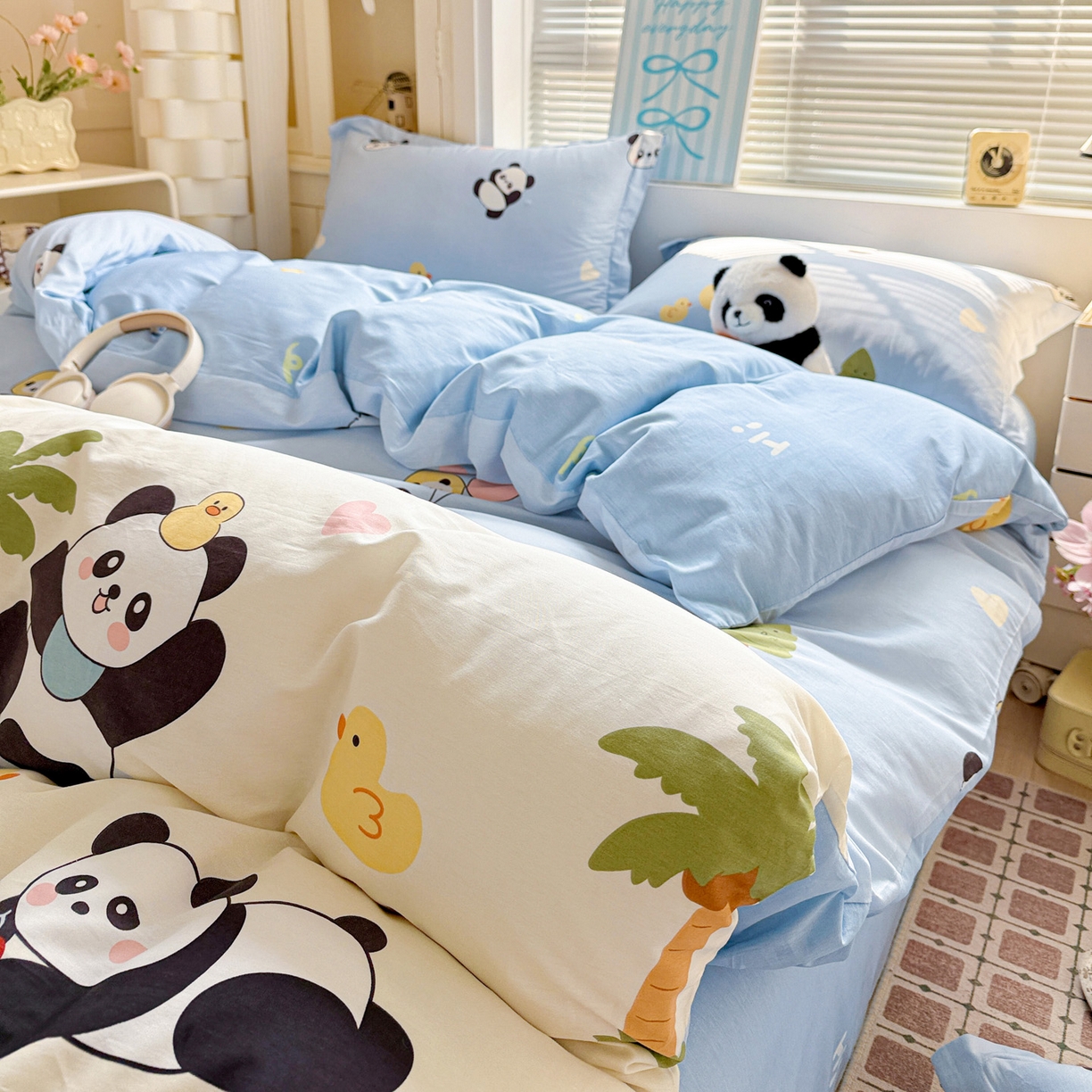 91家纺网 家纺一手货源 找家纺 董成龙家纺 2026春夏新款100%全棉纯棉印花四件套印花卡通系列三件套（喷气工艺） 熊猫鸭鸭乐-兰