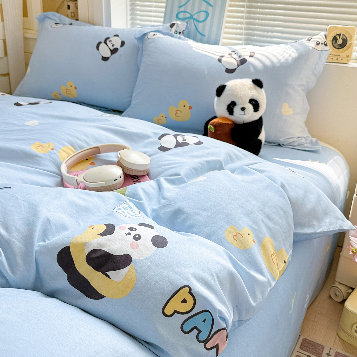 91家纺网 家纺一手货源 找家纺 董成龙家纺 2026春夏新款100%全棉纯棉印花四件套印花卡通系列三件套（喷气工艺） 熊猫鸭鸭乐-兰