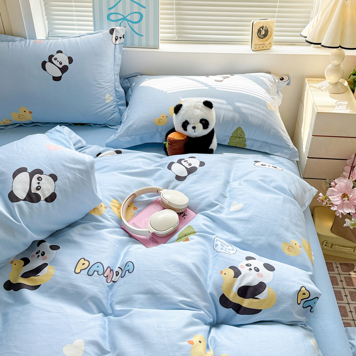 91家纺网 家纺一手货源 找家纺 董成龙家纺 2026春夏新款100%全棉纯棉印花四件套印花卡通系列三件套（喷气工艺） 熊猫鸭鸭乐-兰
