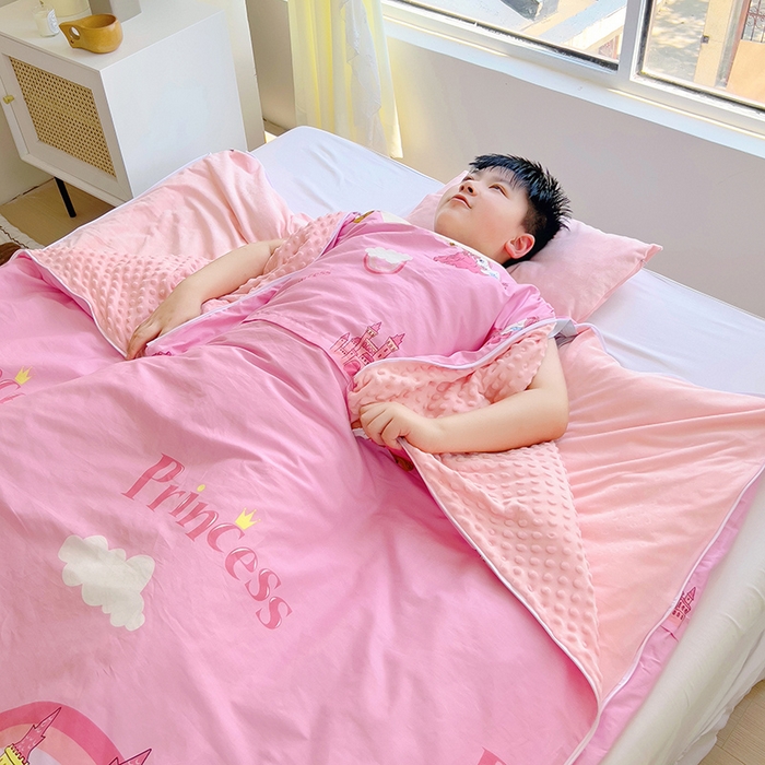 91家纺网 家纺一手货源 找家纺 萌朵家纺 2025新款豆豆绒全棉防踢被-结合牛奶绒绒防踢被 魔幻世界