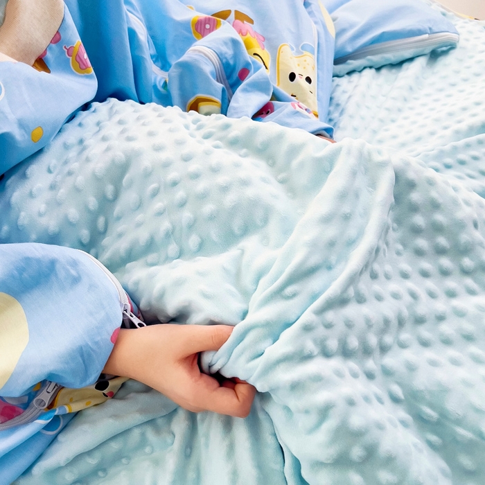 91家纺网 家纺一手货源 找家纺 萌朵家纺 2025新款豆豆绒全棉防踢被-结合牛奶绒绒防踢被 甜甜圈