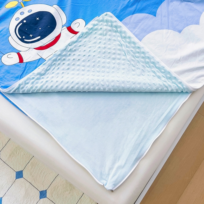 91家纺网 家纺一手货源 找家纺 萌朵家纺 2025新款豆豆绒全棉防踢被-结合牛奶绒绒防踢被 外星人