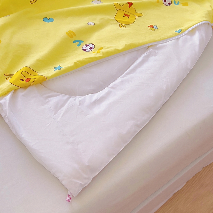 91家纺网 家纺一手货源 找家纺 萌朵家纺 2025新款豆豆绒全棉防踢被-结合牛奶绒绒防踢被 小鸭踢球黄