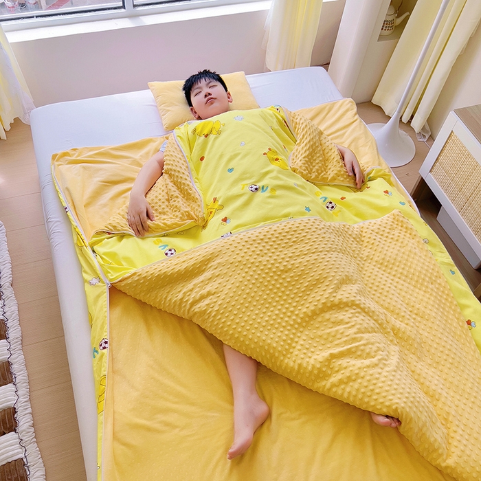 91家纺网 家纺一手货源 找家纺 萌朵家纺 2025新款豆豆绒全棉防踢被-结合牛奶绒绒防踢被 小鸭踢球黄